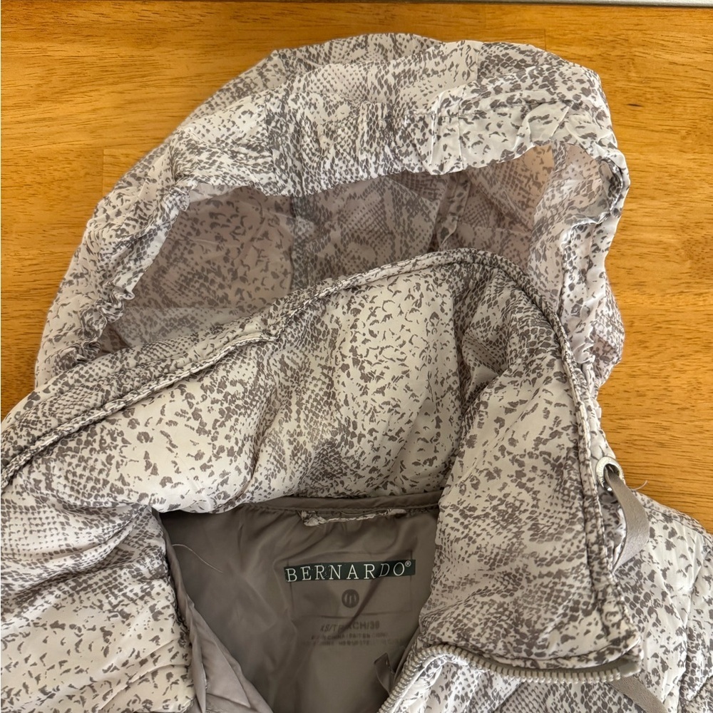 Bernardo Women’s Gray And White Snake Print Packable Puffer Jacket Coat XS - Picture 11 of 15